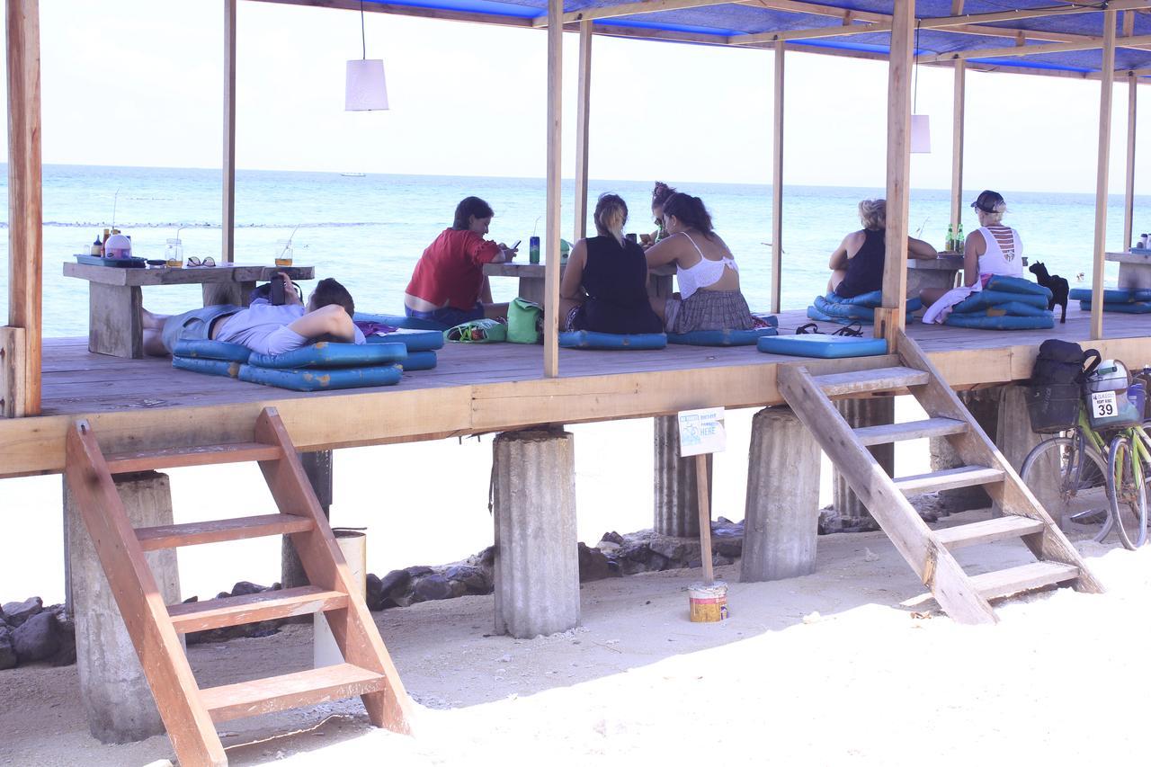 Coral Beach Pizza Cottages Gili Trawangan Eksteriør billede